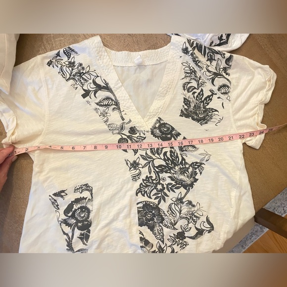 Black&Cream Colored, V-Neck Short-Sleeve Top- Pre Loved Anthroplogie - Picture 10 of 12